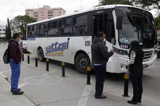 Atracan camión de trabajadores de VW en la colonia SNTE