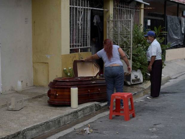 Ecuador en crisis, no hay quien recoja muertos por coronavirus