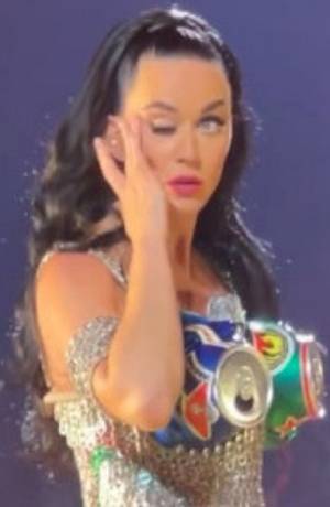 Katy Perry se hace viral por espamos en su ojo