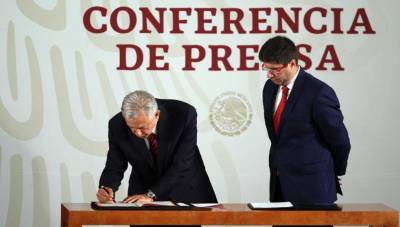 AMLO firma ante notario que no buscará la reelección