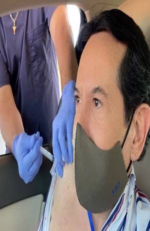 Juan José Origel causa polémica por recibir vacuna anti COVID en Estados Unidos