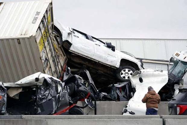 Carambola de 100 autos en EU deja al menos cinco muertos