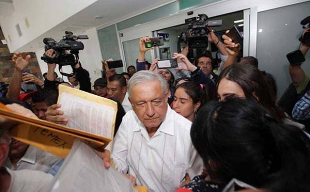 AMLO: lo reciben con reclamos en Minatitlán