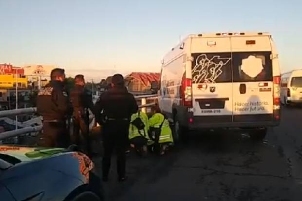 Rescata policía municipal a hombre que intentó arrojarse del puente de la CAPU