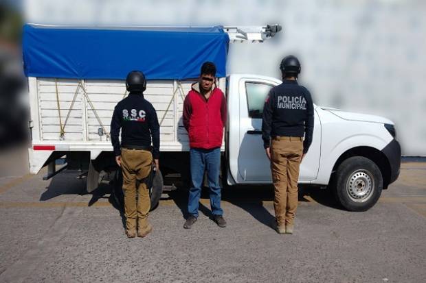Policía Municipal de Puebla captura a ladrón de una camioneta