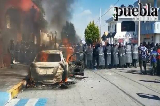 VIDEO: Queman patrulla en protesta por liberación de presuntos ladrones en Calpan