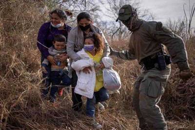 En febrero EU detuvo a más de 100 mil migrantes en la frontera con México