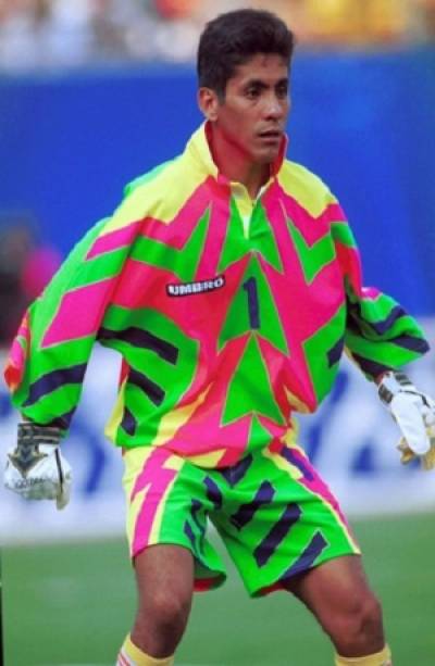 Jorge Campos posa con tradicional jersey multicolor versión 2019