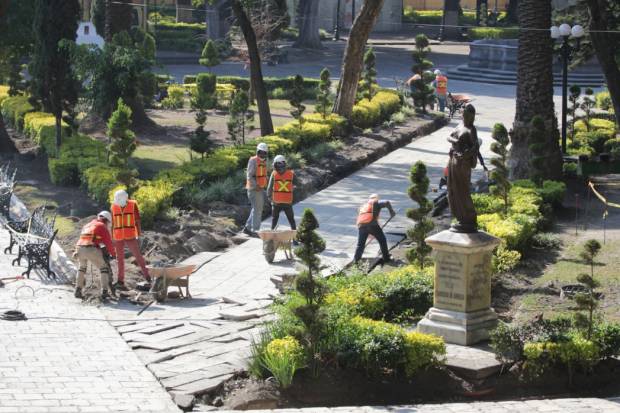 Obras del zócalo de Puebla siguen sin permiso estatal; exigen devolución de lajas
