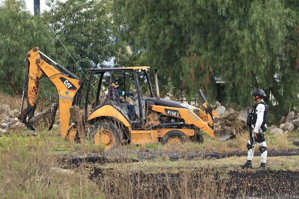 Derrame de petróleo en toma clandestina daña terrenos en Coronango