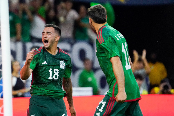 México golea 4-0 a Honduras en el inicio de la Copa Oro