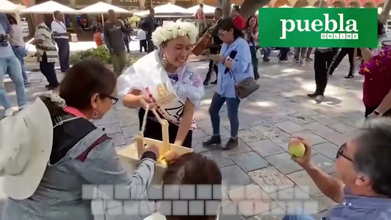 En el zócalo de Puebla invitan a la Gran Feria de la Manzana de Zacatlán 2023