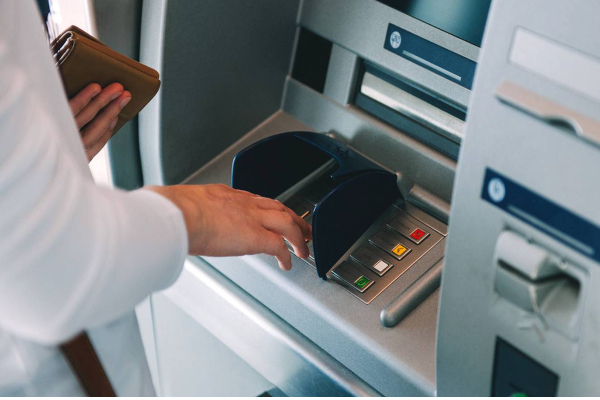 Bancos con retiro de efectivo y consulta de saldo sin comisión en cajeros automáticos