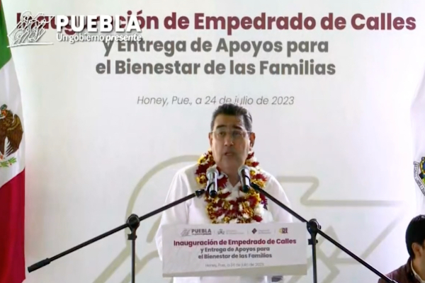 Gobernador entrega apoyos y calles en Honey, Puebla