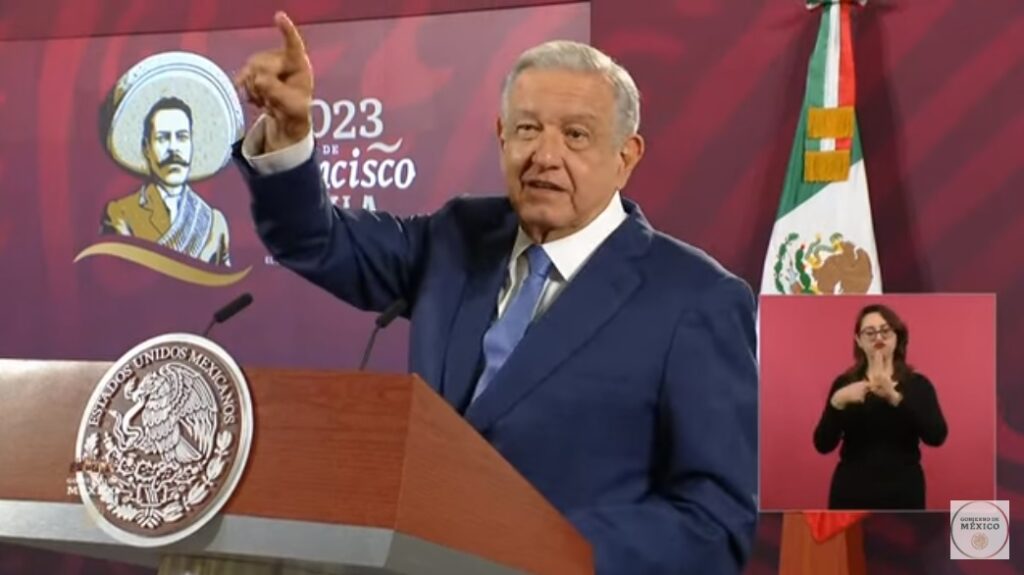 AMLO censura espectaculares de aspirantes a candidatos