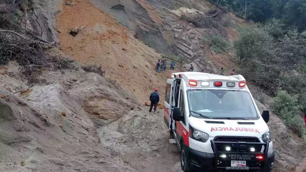 Rescatan sin vida a segunda persona sepultada por alud en Tlatlauquitepec