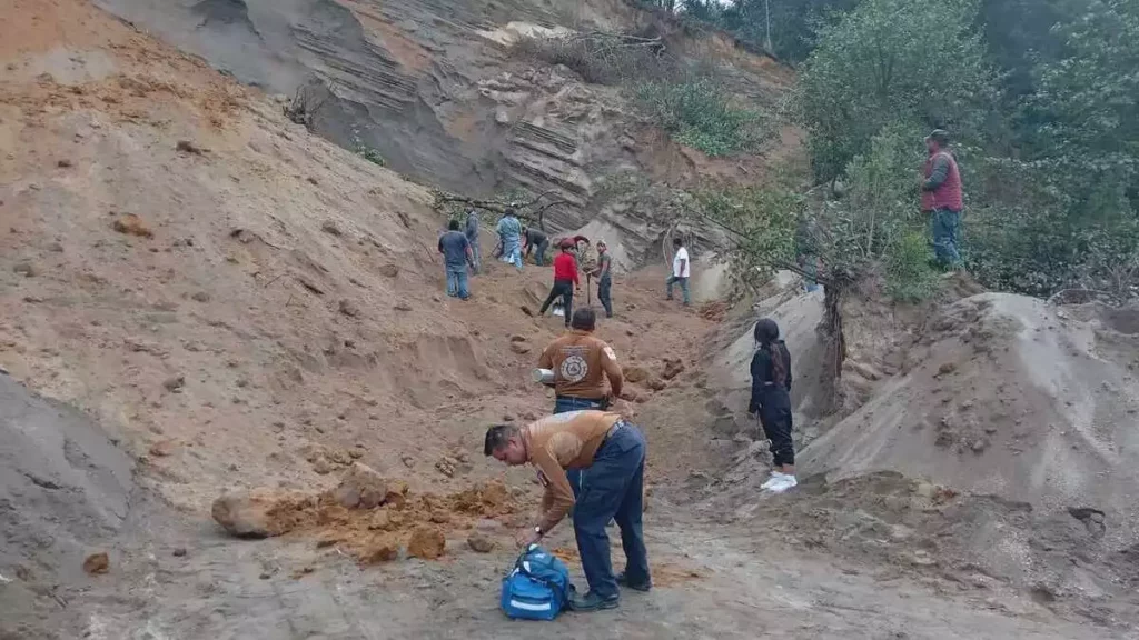 Rescatan sin vida a segunda persona sepultada por alud en Tlatlauquitepec