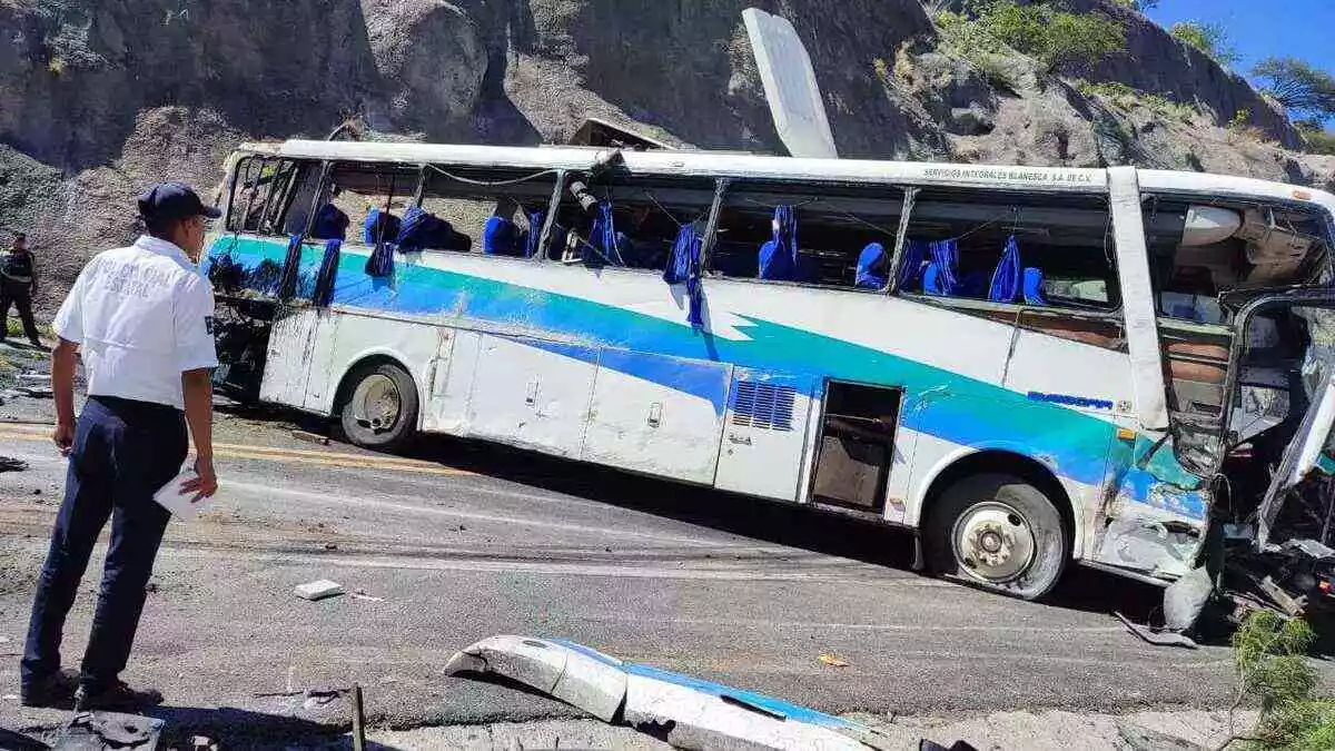Sube a 18 la cifra de muertos tras accidente en la autopista Puebla-Oaxaca