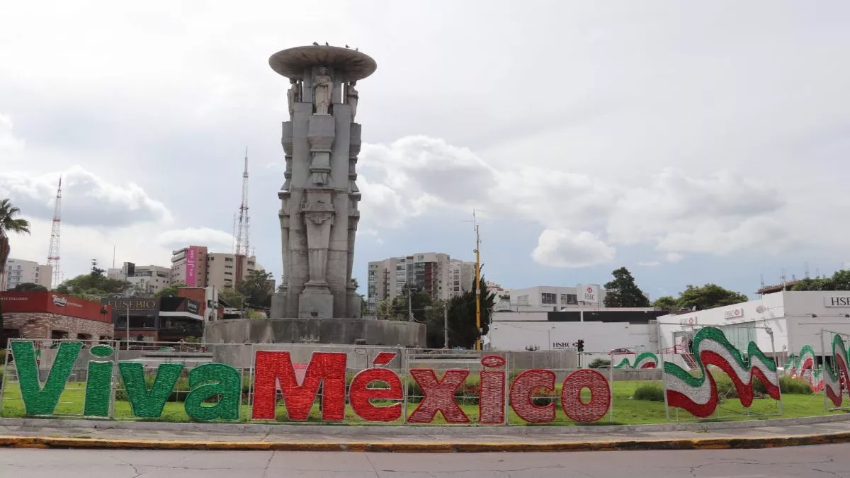 Inicia colocación de adornos patrios en Puebla capital