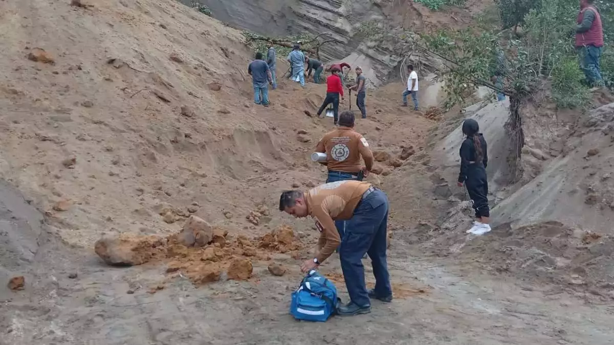 Cae alud de tierra y atrapa a tres trabajadores en Tlatlauquitepec