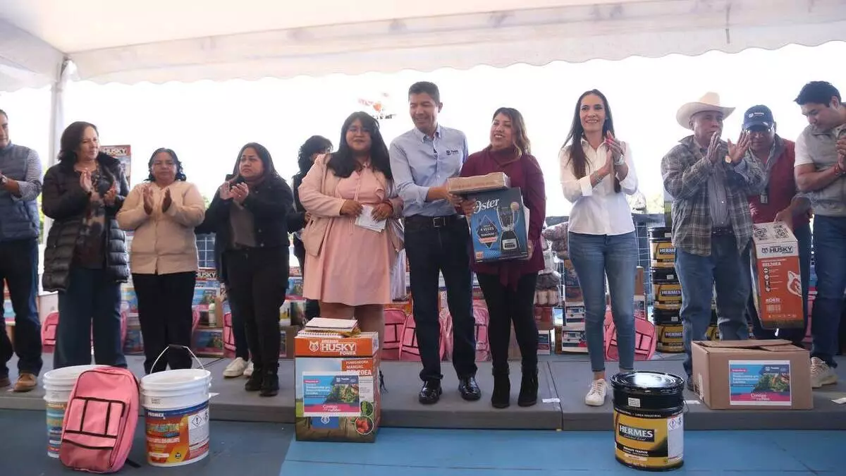 Entrega Ayuntamiento de Puebla apoyos a productores y emprendedores
