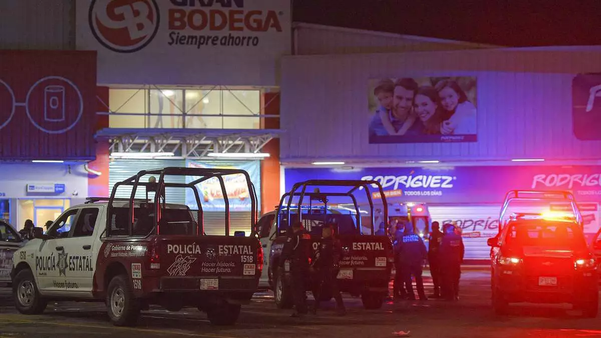 Una mujer muerta y dos heridos en asalto a supermercado en Amozoc