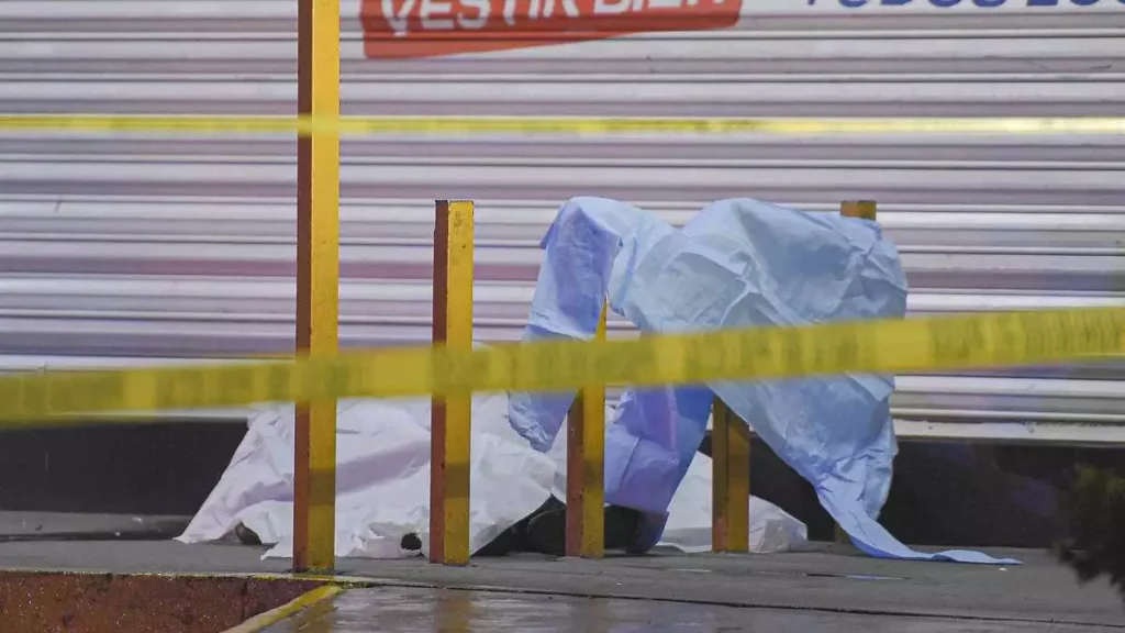 Una mujer muerta y dos heridos en asalto a supermercado en Amozoc