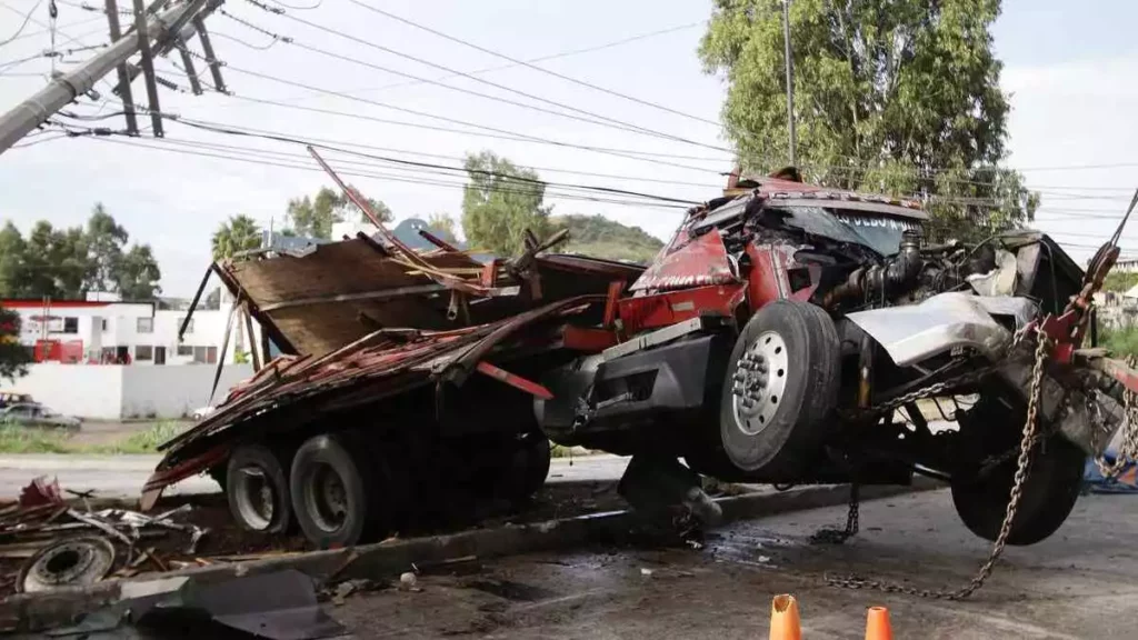 "Vuela" camión y derrapa patrulla de la SSP en Periférico de Puebla