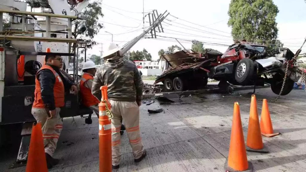 "Vuela" camión y derrapa patrulla de la SSP en Periférico de Puebla