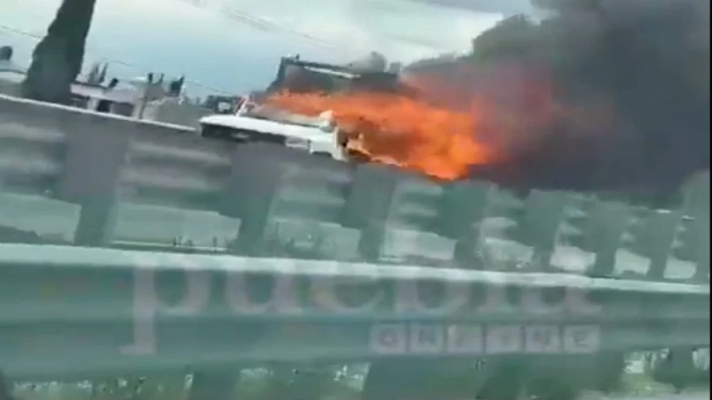 Se calcina camioneta en la autopista Puebla-Orizaba