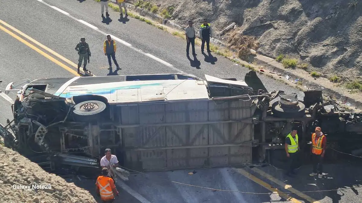 Más de 15 muertos deja choque de camión con migrantes en autopista Puebla-Oaxaca