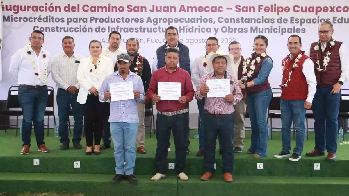 Entrega gobernador vialidad y apoyos en Atzitzihuacan
