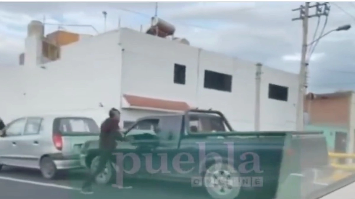 Sujetos golpean a hombre de la tercera edad tras choque en puente de la Central de Abasto en Puebla