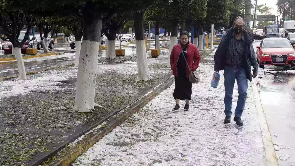 Granizada sorprende a ciudadanos este viernes en Puebla