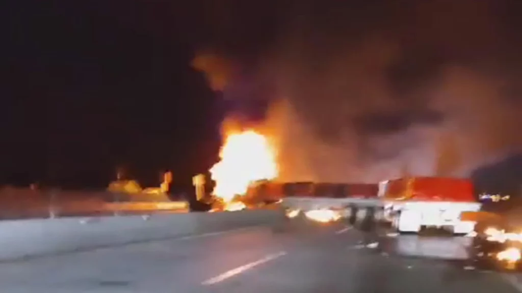 Choca y se incendia un tráiler en el Arco Norte