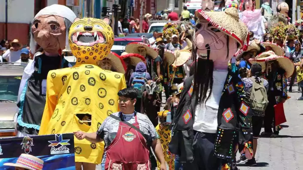 Celebra Atlixco el Desfile de Mojigangas