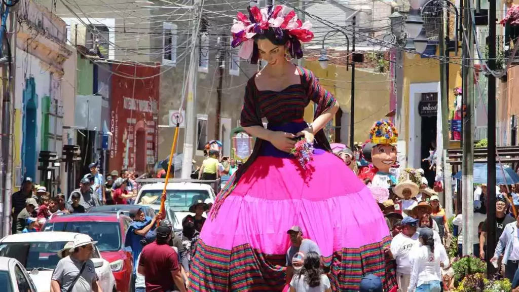Celebra Atlixco el Desfile de Mojigangas