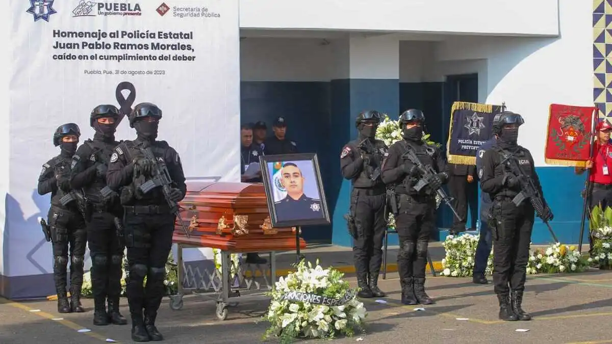 Rinden homenaje a policía caído en cumplimiento de su deber en Xoxtla