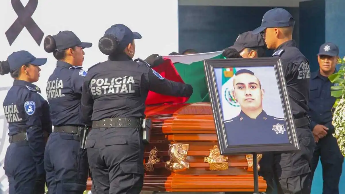 Rinden homenaje a policía caído en cumplimiento de su deber en Xoxtla