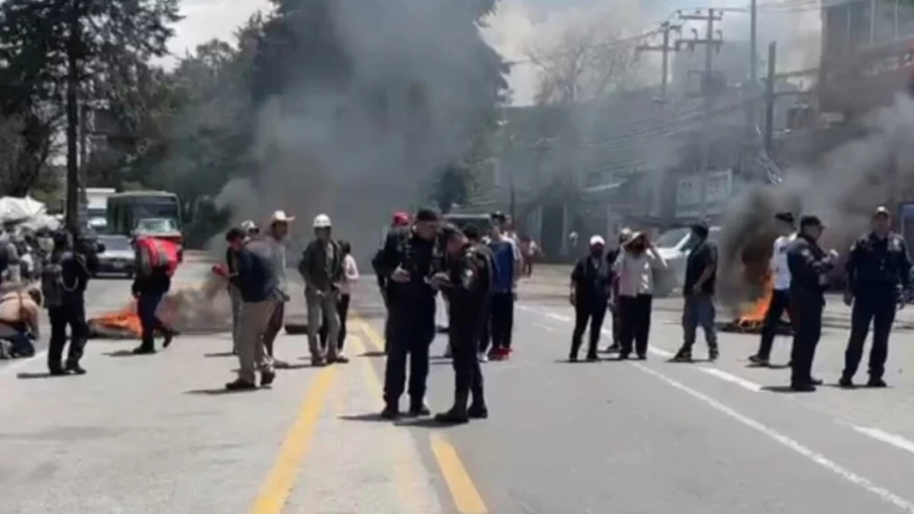 Bloquean autopista México-Cuernavaca; protestan por operativos contra aserraderos