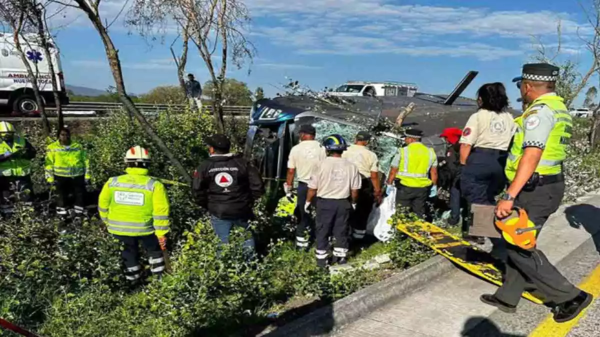 Vuelca camión en Querétaro; hay seis muertos