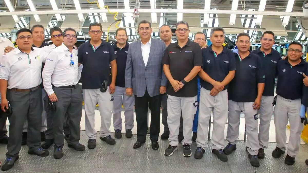 Sergio Salomón recorrió la planta Volkswagen en Puebla