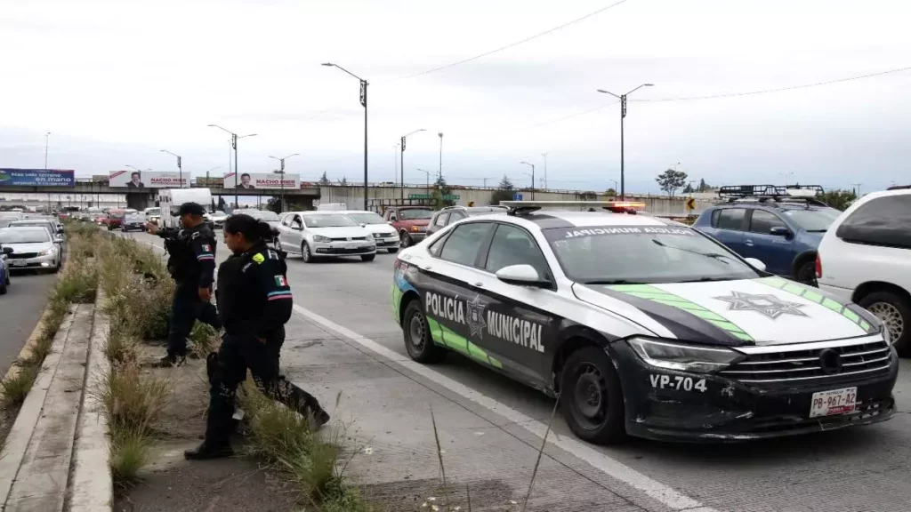 Muere hombre al arrojarse de un puente del Periférico de Puebla