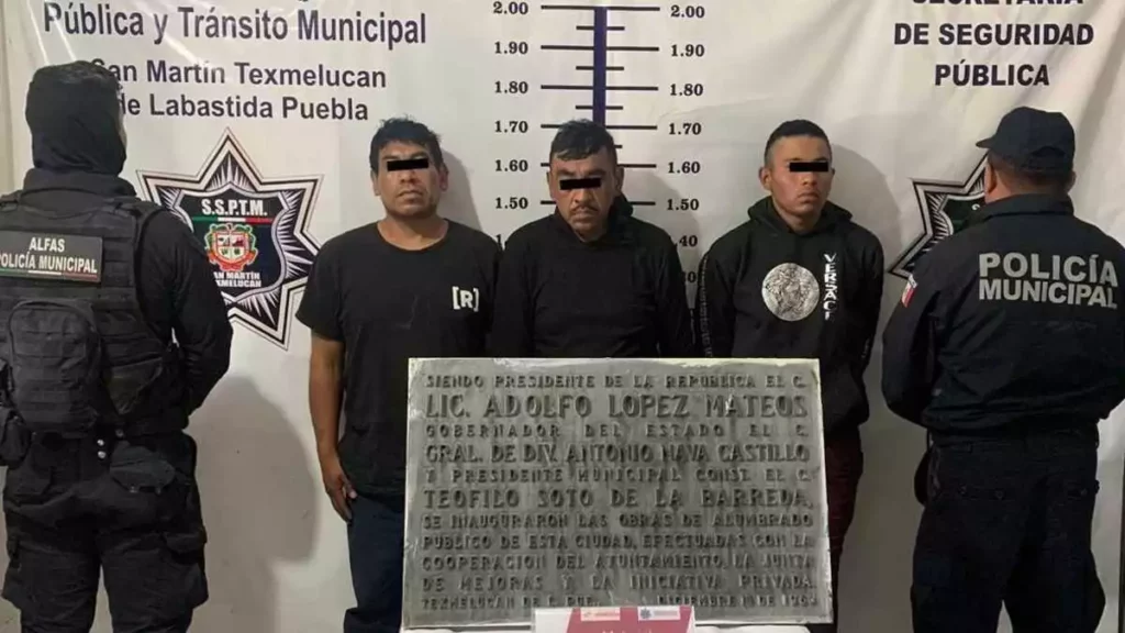 Capturan a sujetos que robaron placa histórica en Texmelucan