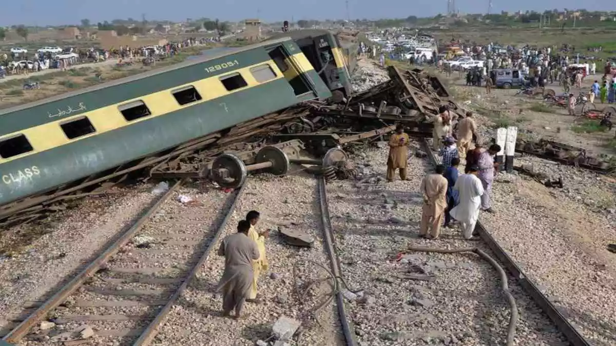 Descarrila tren en Pakistán; hay 30 muertos y 90 heridos