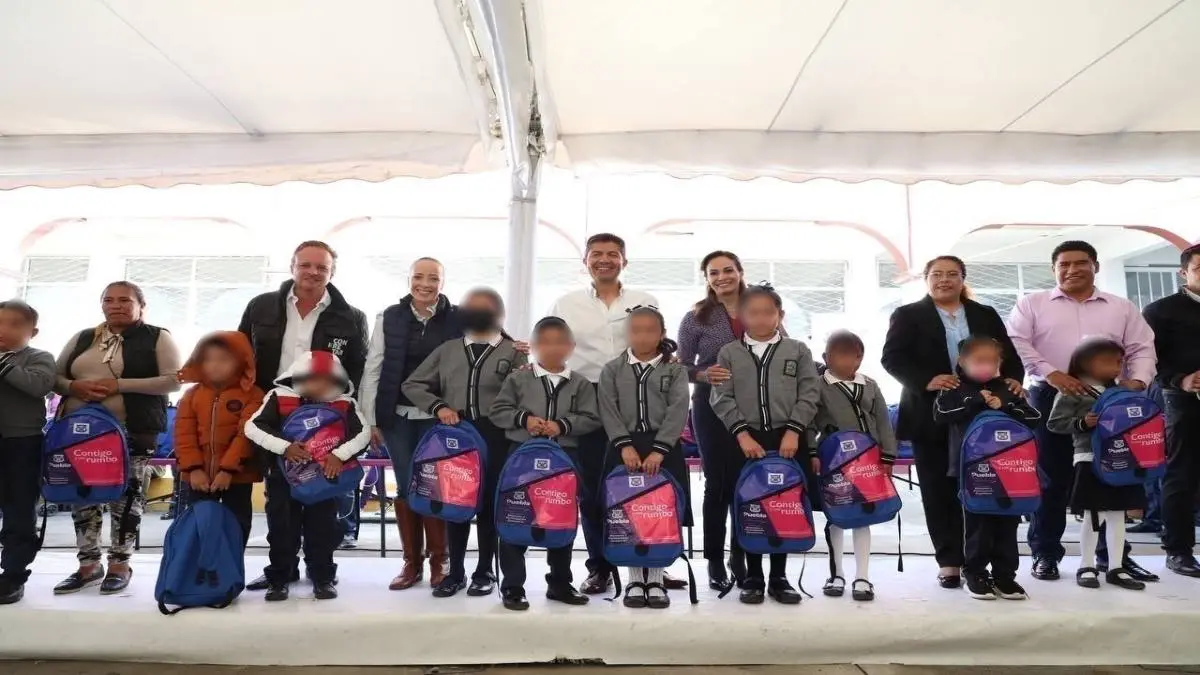 Reciben paquetes escolares 10 mil estudiantes de Puebla capital