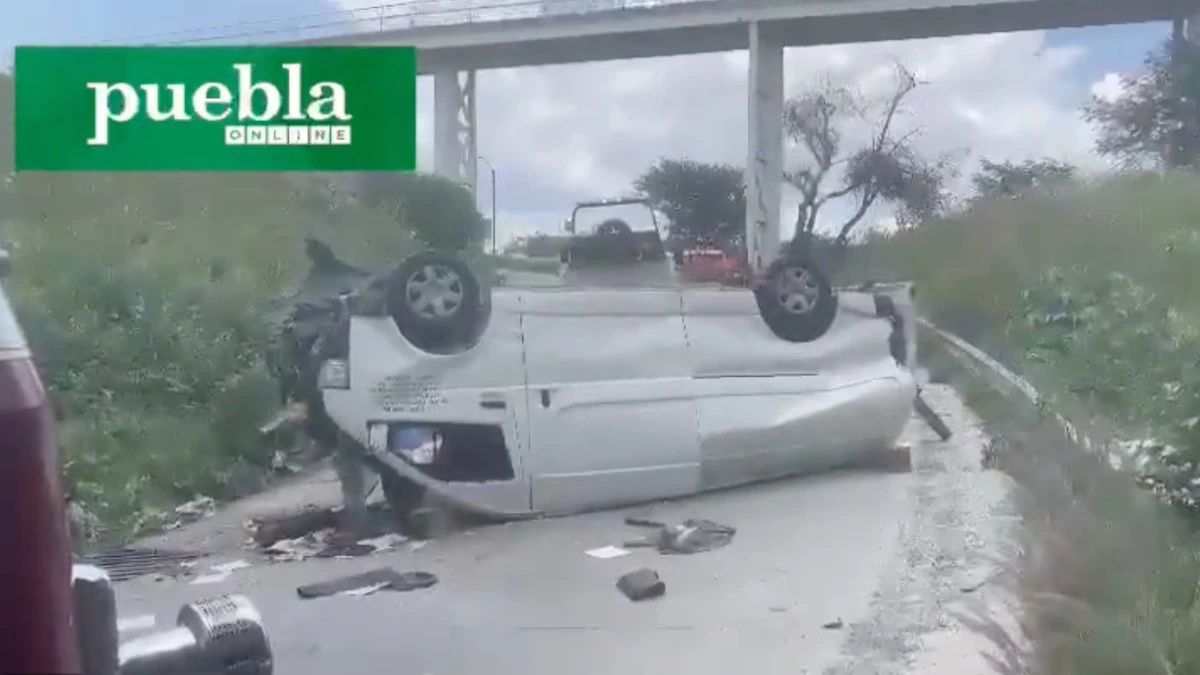 Muere un hombre al caer camioneta del Periférico de Puebla