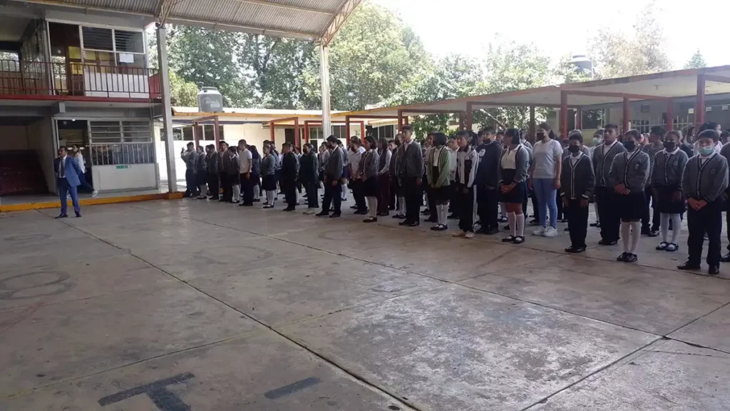 EN PORTADA FOTO 1 secundaria 1 sólo ponle esta información CATEGORÍA: Puebla Inauguran ciclo escolar 2023-2024 en Secundaria Federal “Lic. Benito Juárez” de Huauchinango Staff Puebla On Line Con una mezcla de entusiasmo y determinación, la Secundaria Federal “Lic. Benito Juárez” turno vespertino, ubicada en el municipio de Huauchinango, inauguró en ceremonia cívica el ciclo escolar 2023-2024 este 28 de agosto. El evento, donde se resaltó la importancia de la educación en la construcción de un futuro brillante para los jóvenes, estuvo presidido por el director de la institución, Rigoberto Ortiz Martínez. La ceremonia se llevó a cabo en las instalaciones de la escuela, donde se reunieron estudiantes, padres de familia, docentes y personal administrativo. Durante su discurso inaugural, Ortiz Martínez enfatizó la necesidad de enfrentar los desafíos académicos con valentía y perseverancia, instando a los estudiantes a aprovechar al máximo las oportunidades educativas que se les brindan. Parte importante en el acto fue la presentación de los nuevos integrantes del cuerpo docente, quienes fueron bien recibidos por parte de la comunidad escolar. La variedad de disciplinas y enfoques profesionales que aportan promete enriquecer la experiencia educativa de los estudiantes. El director cerró la ceremonia expresando su confianza en que el nuevo ciclo escolar sería una oportunidad para el crecimiento y la superación de los retos. Alentó a los estudiantes a esforzarse, a perseguir sus metas y a ser agentes de cambio positivo en su entorno. Inauguran ciclo escolar 2023-2024 en Secundaria Federal “Lic. Benito Juárez” de Huauchinango