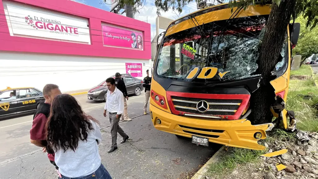 Ruta 10 choca contra árbol, sobre el Bulevar 2 de Octubre en Puebla