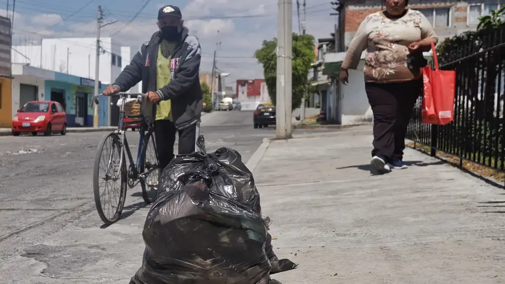 Van 250 multas por tirar basura fuera de horario permitido